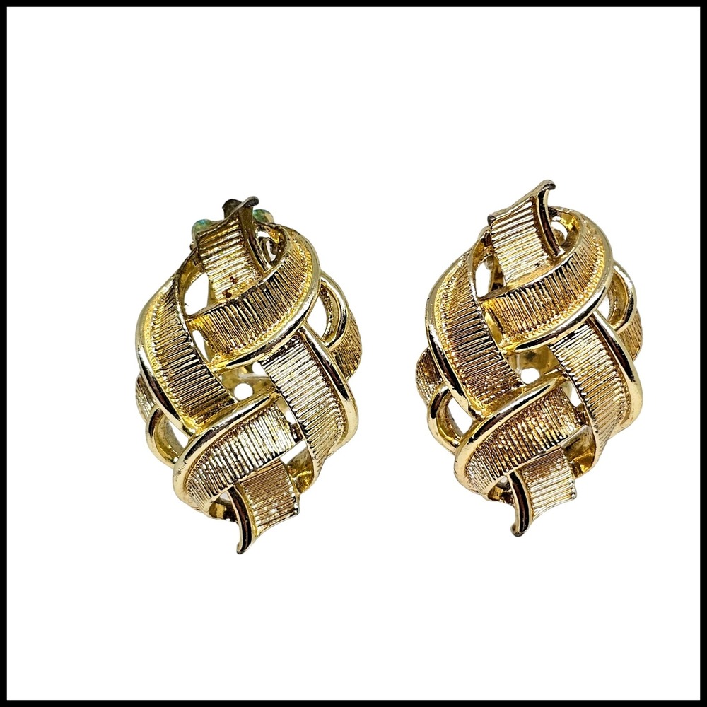 Vintage signed Lisner Gold Tone Basketweave Leaf Shape Clip On Earrings‎ Weave